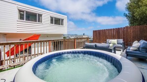 A backyard with a hot tub, outdoor furniture, and a wooden deck. - 30% OFF / Easy Parking / Mins to SF / Lovely Backyard / Skyline View / Hottub (Daly City)