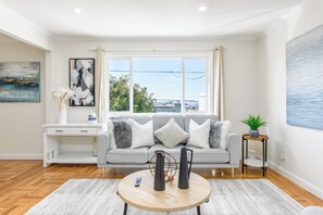 Smart TV, fireplace, video games, ping pong - 30% OFF / Easy Parking / Mins to SF / Lovely Backyard / Skyline View / Hottub (Daly City)