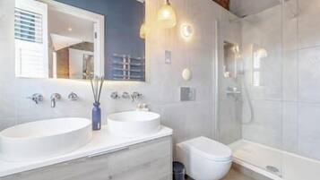 Secadora de cabello, toallas, jabón, papel de baño