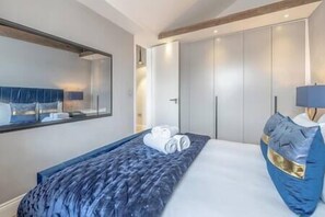 3 chambres, fer et planche à repasser, Wi-Fi, draps fournis