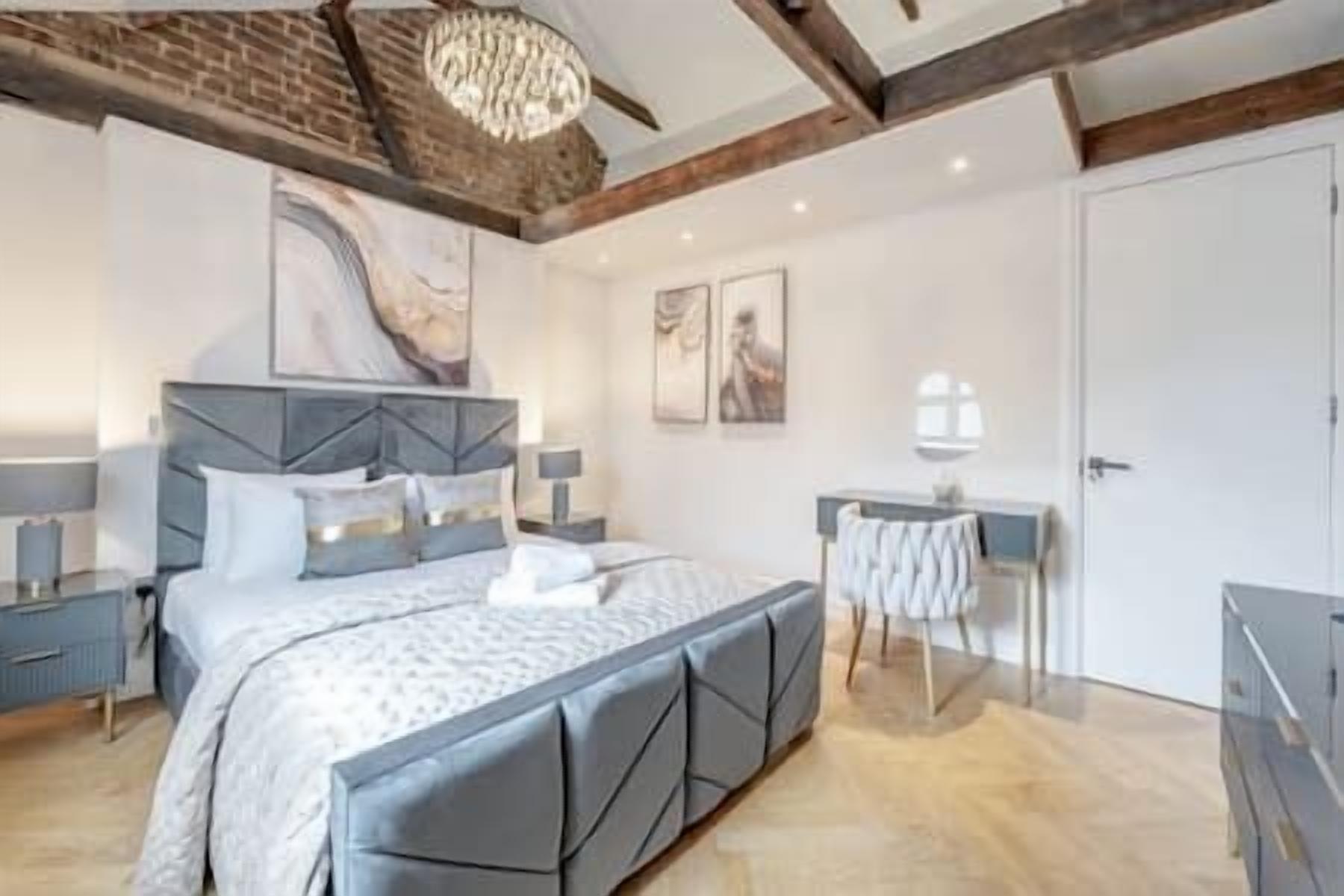 3 habitaciones, tabla de planchar con plancha, wifi y ropa de cama 