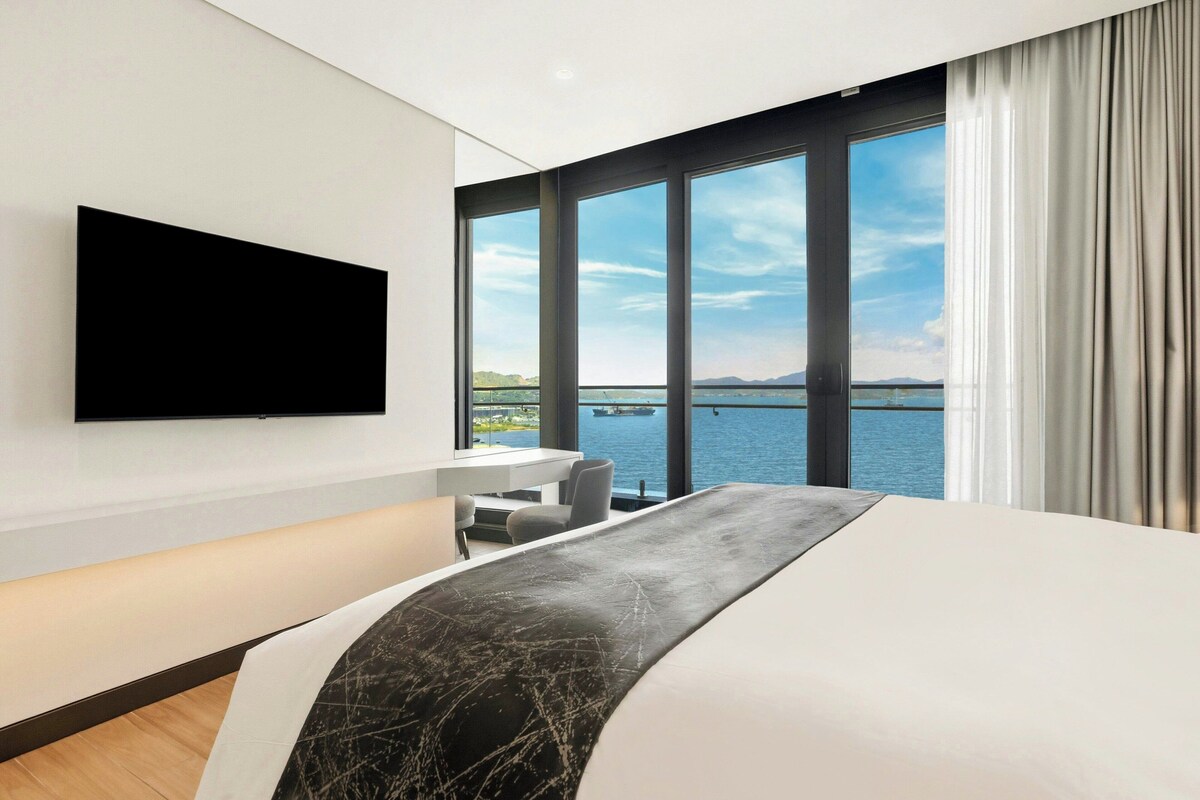 Suite, 1 King Bed