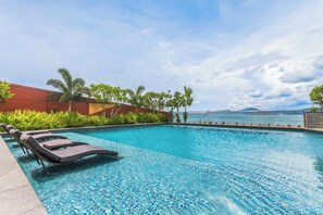 Outdoor pool - Marriott Executive Apartments Port Moresby (Port Moresby)