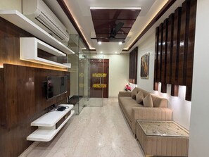 Lobby sitting area - Hotel Divyanshi Inn (Varanasi)