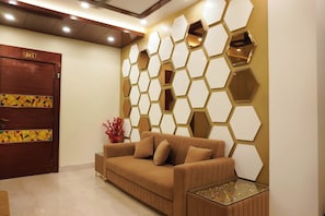 Lobby sitting area - Hotel Divyanshi Inn (Varanasi)