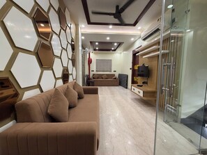 Lobby sitting area - Hotel Divyanshi Inn (Varanasi)