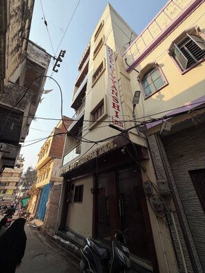 Front of property - Hotel Divyanshi Inn (Varanasi)