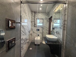 Superior Room | Bathroom - Hotel Divyanshi Inn (Varanasi)