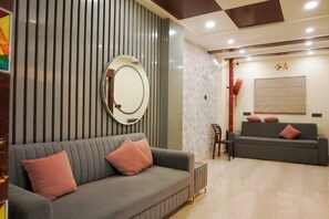 Lobby sitting area - Hotel Divyanshi Inn (Varanasi)