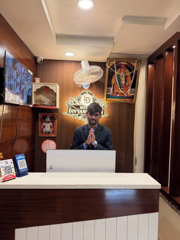 Reception - Hotel Divyanshi Inn (Varanasi)