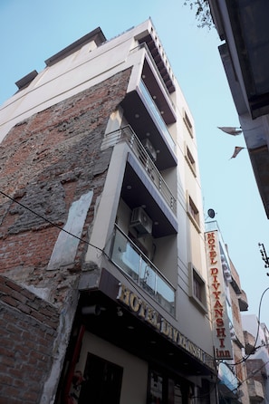Front of property - Hotel Divyanshi Inn (Varanasi)