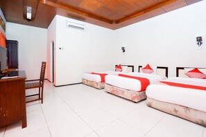 Free WiFi, bed sheets - Capital O 1430 Hotel Ratna Syariah (Probolinggo)