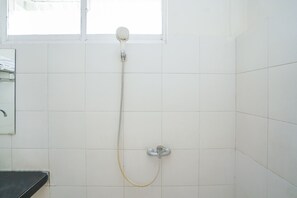 Deluxe-Doppelzimmer | Badezimmer | Dusche, Handtücher, Seife