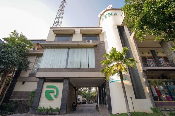 Exterior - Capital O 1430 Hotel Ratna Syariah (Probolinggo)