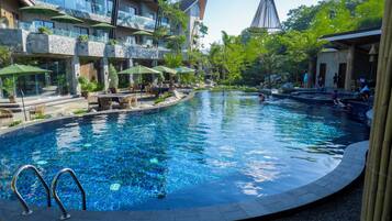 Piscine extérieure, parasols de plage, maîtres-nageurs sur place