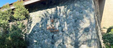 A stone wall with a logo and text indicating a resort hotel.