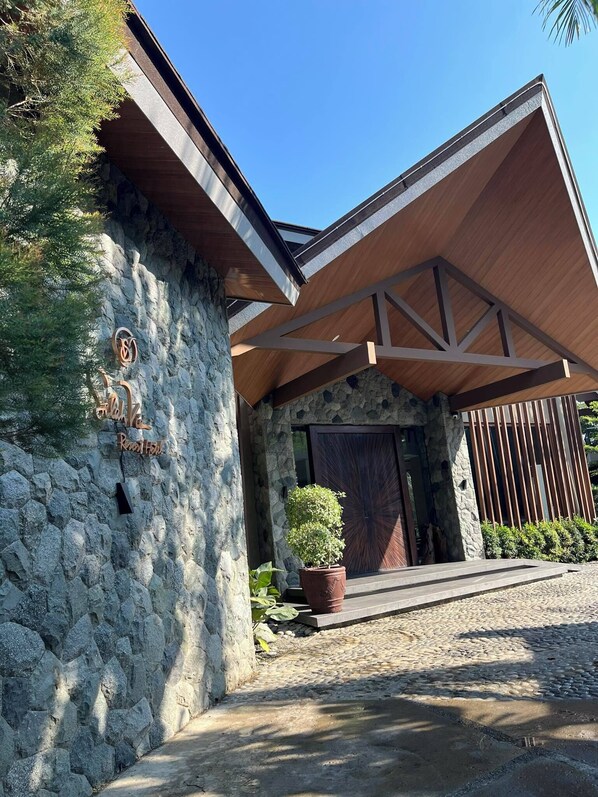 Un edificio de piedra con techo de madera y una puerta grande de madera.