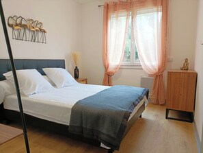 3 bedrooms, iron/ironing board, WiFi, bed sheets