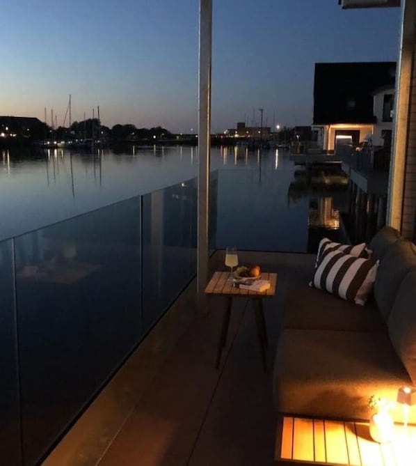 Terrace/patio - Ferienwohnung Direkt auf dem Wasser mit Traumhaftem Blick auf den Yachthafen (Wittmund)