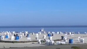 Una spiaggia nelle vicinanze, lettini da mare