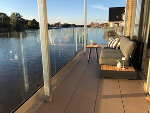 Terrace/patio - Ferienwohnung Direkt auf dem Wasser mit Traumhaftem Blick auf den Yachthafen (Wittmund)