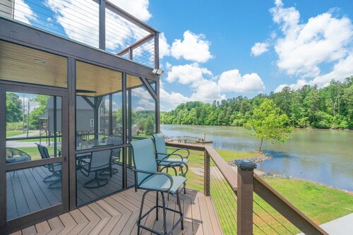 Beach cottage on the Catawba River with lots of outdoor space!