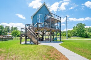 Children’s area - Beach cottage on the Catawba River with lots of outdoor space! (Hickory)