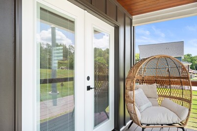 Elevated cottage on the Catawba River with lots of outdoor space!