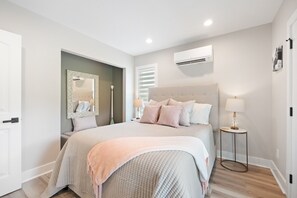 3 bedrooms, iron/ironing board, travel cot, free WiFi - Elevated cottage on the Catawba River with lots of outdoor space! (Hickory)