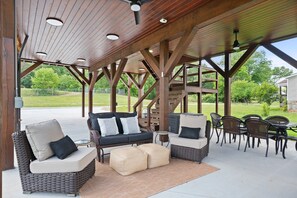 Outdoor dining - Elevated cottage on the Catawba River with lots of outdoor space! (Hickory)