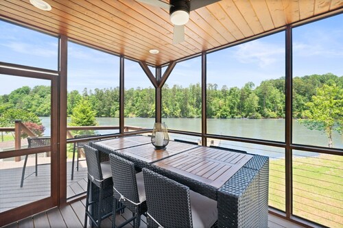 Elevated cottage on the Catawba River with lots of outdoor space!
