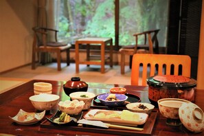 Tägliches inbegriffenes japanisches Frühstück