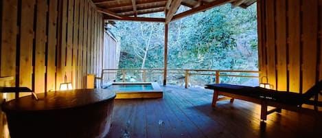 Chambre luxueuse, vue sur le fleuve, en coin (with Open-Air Bath, 105) | Salle de bain | Baignoire et douche séparées, articles de toilette (gratuits)