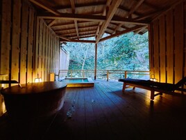 奢华客房, 河景, 转角 (with Open-Air Bath, 105) | 浴室 | 独立的浴缸和淋浴、免费洗浴用品、吹风机、毛巾