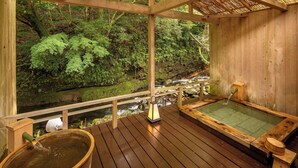 A wooden deck with a hot spring bath, a wooden bucket, and a lantern. - MIZUMARI (Kawazu)