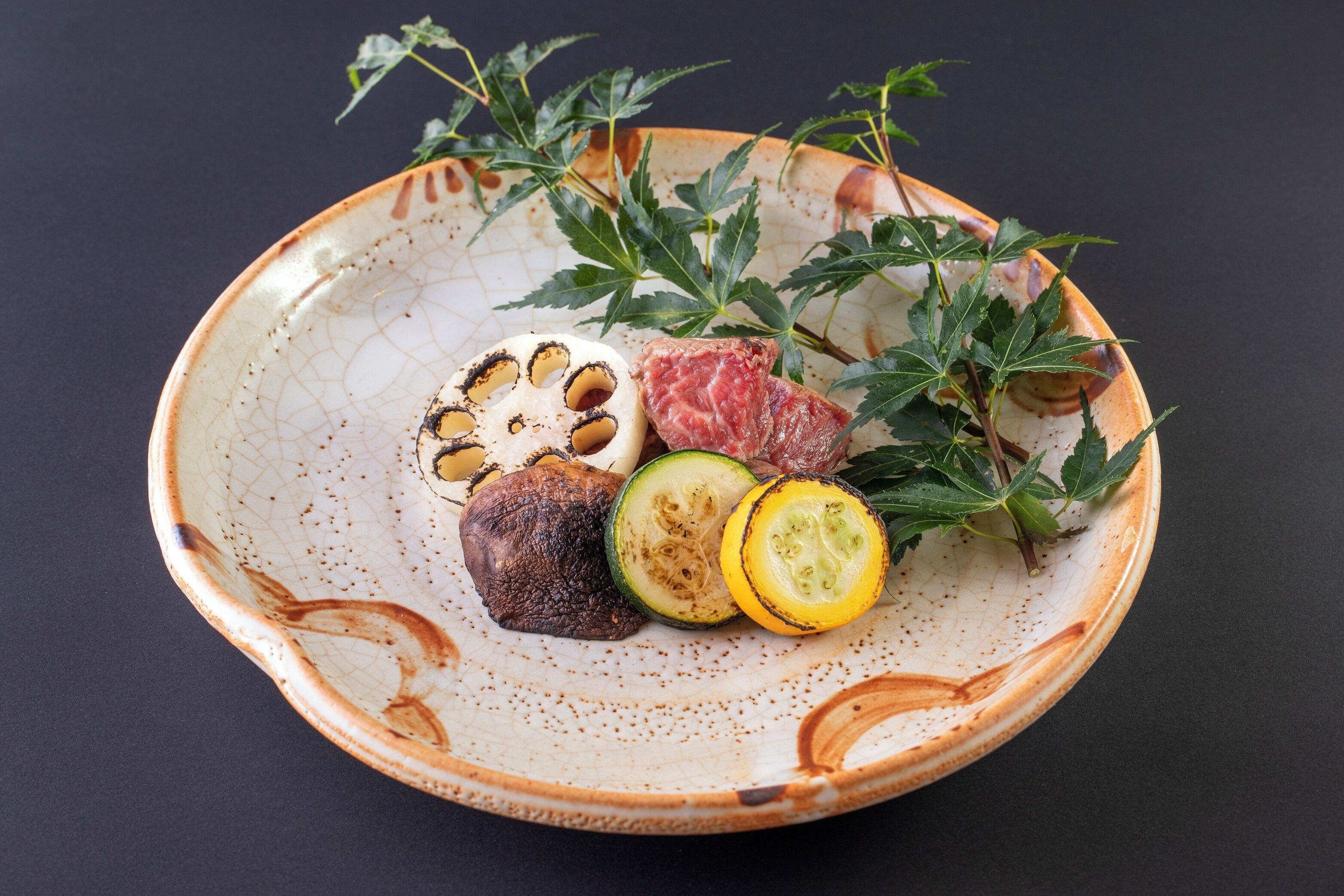 Un plat de ceràmica amb diversos aliments i herbes.
