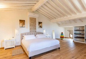 9 bedrooms, travel crib, free WiFi