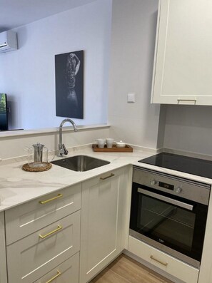 Fridge, microwave, oven, coffee/tea maker