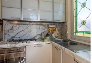 Refrigerador, lavavajillas y cafetera y tetera 