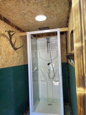 Shower - 3 campspace with shower, toilet and electricity. in the winter no shower. (Stall)