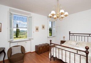 7 室のベッドルーム、デスク、アイロン / アイロン台、WiFi (無料)