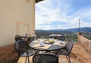 Outdoor dining - Villa Moriana Comfortable holiday residence (Rignano sull'Arno)