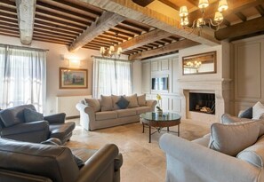 Fireplace - Villa Ripa Comfortable holiday residence (Foiano della Chiana)