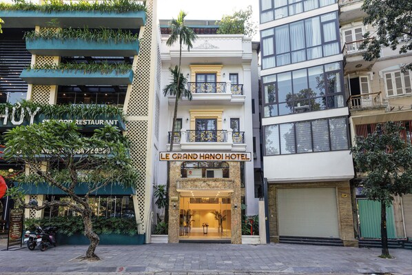 Vista frontal de la propiedad