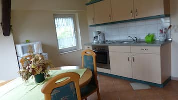 Réfrigérateur, micro-ondes, plaque de cuisson, cafetiÚre/bouilloire