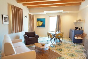 ファミリー 4 人部屋 シービュー | リビング エリア