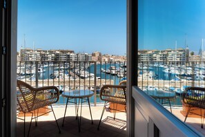 Kamar Triple Superior, pemandangan laut | Busa memori, brankas, dan dilengkapi dengan perabotan berbeda-beda