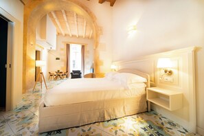 スーペリア 4 人部屋 | 低反発ベッド、セーフティボックス (室内)、客室ごとに異なるインテリア、デスク