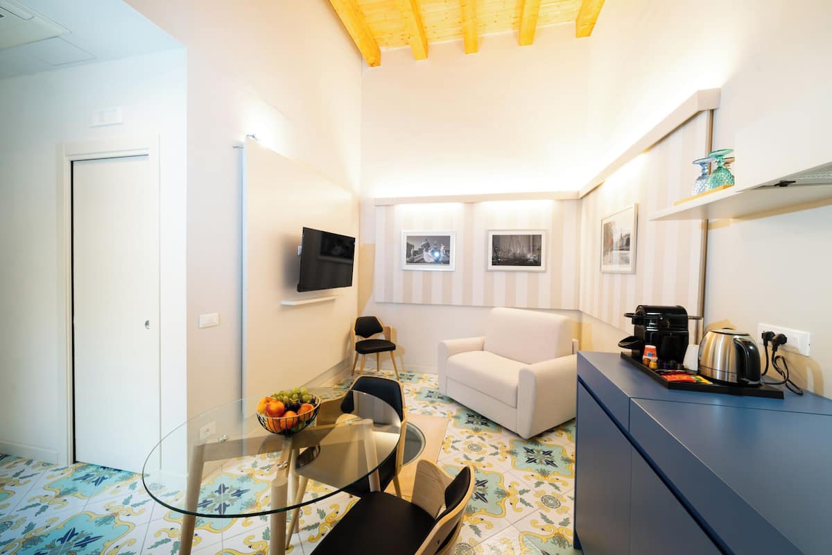 Superior Triple Room, Garden View | Living area
