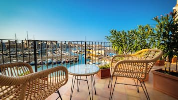 Habitación triple superior, vista al mar | Terraza o patio